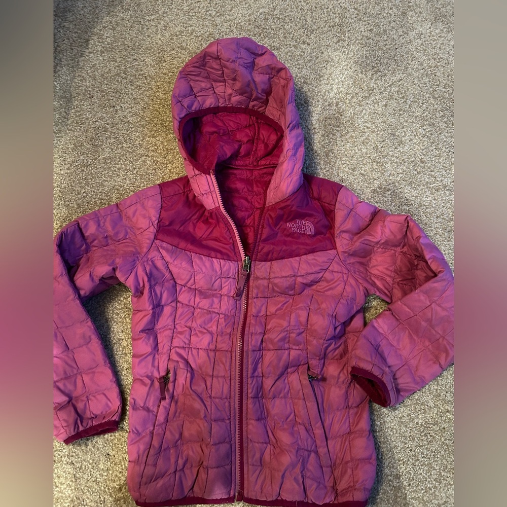 Girls North Face reversible thermal jacket.  Pink/fuschia size 7/8